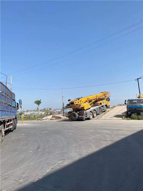 临江市25吨吊车的租赁价格大概是多少？