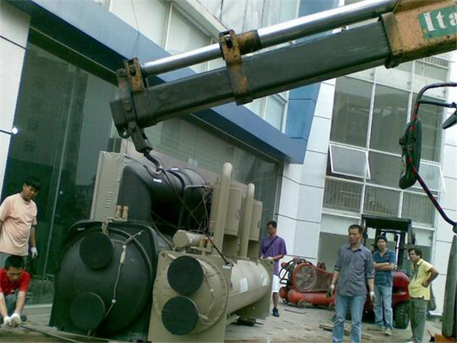 临江市随车吊和汽车吊的核心区别是什么？哪种更省钱？