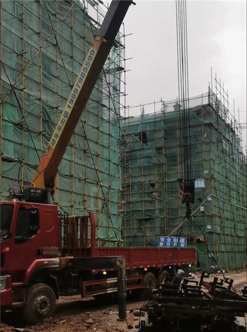 临江市“慢工细活”—— 吊车的 “微动控制” 技术